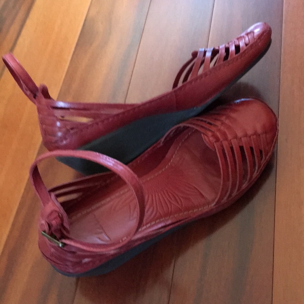 Good used condition Clark’s sandals Sz 7